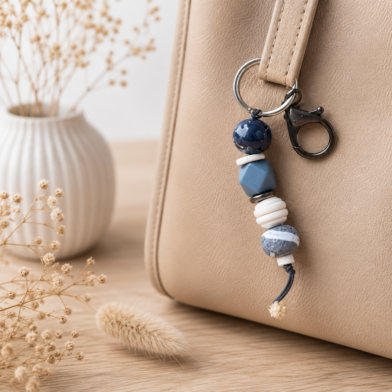 Porte clé de sac marine et gris — portes clés en bois gravé, fait main