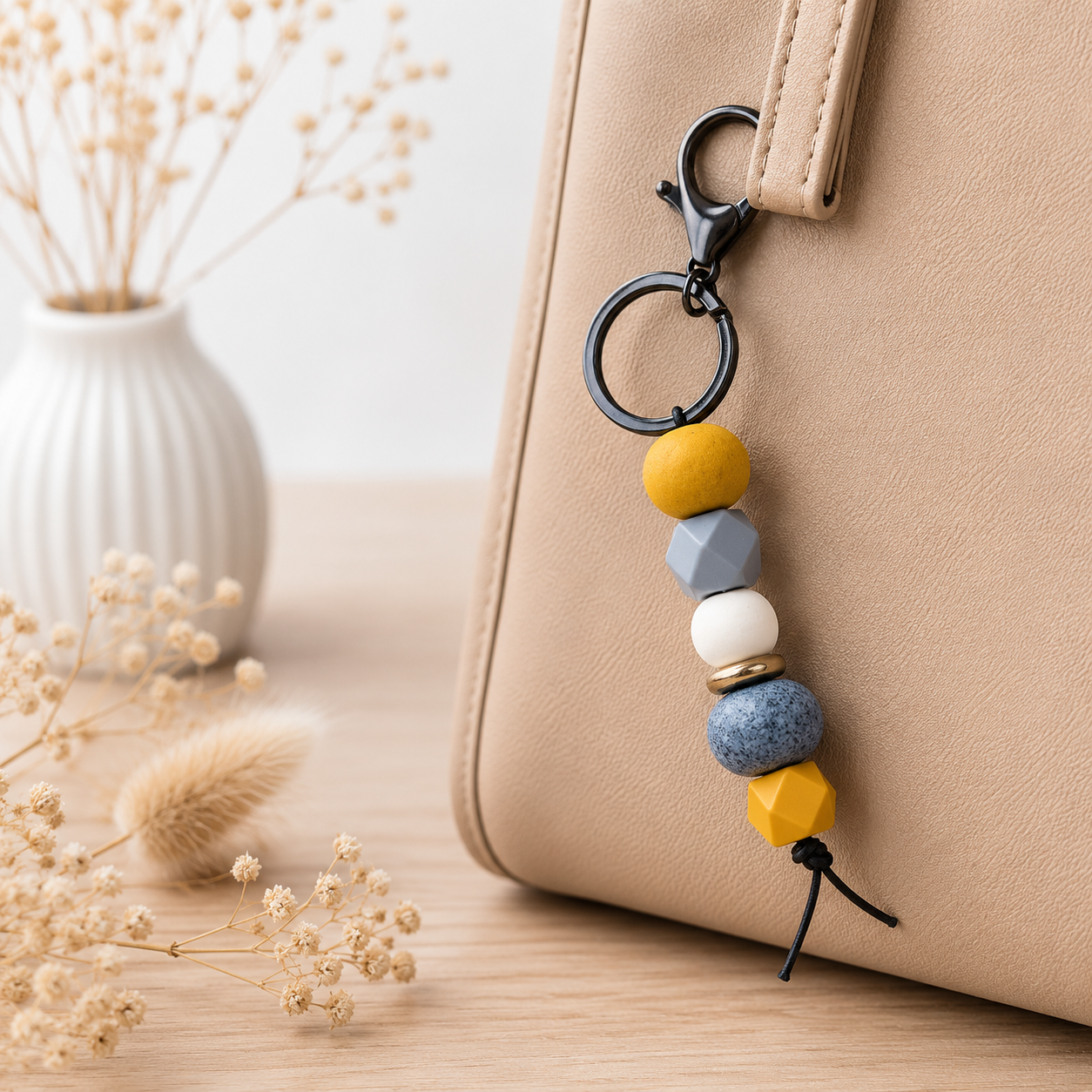 Porte clé de sac jaune — portes clés en bois gravé, fait main
