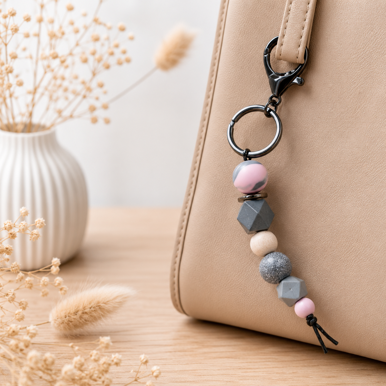Porte clé de sac rose et gris — portes clés en bois gravé, fait main