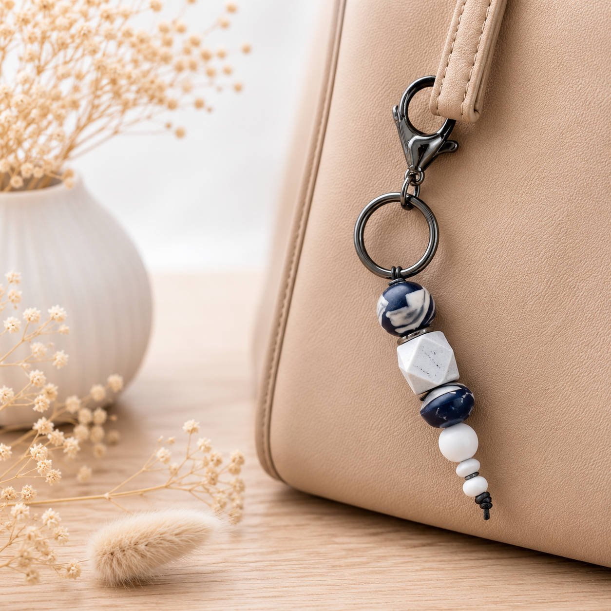 Porte clé de sac bleu marine — portes clés en bois gravé, fait main