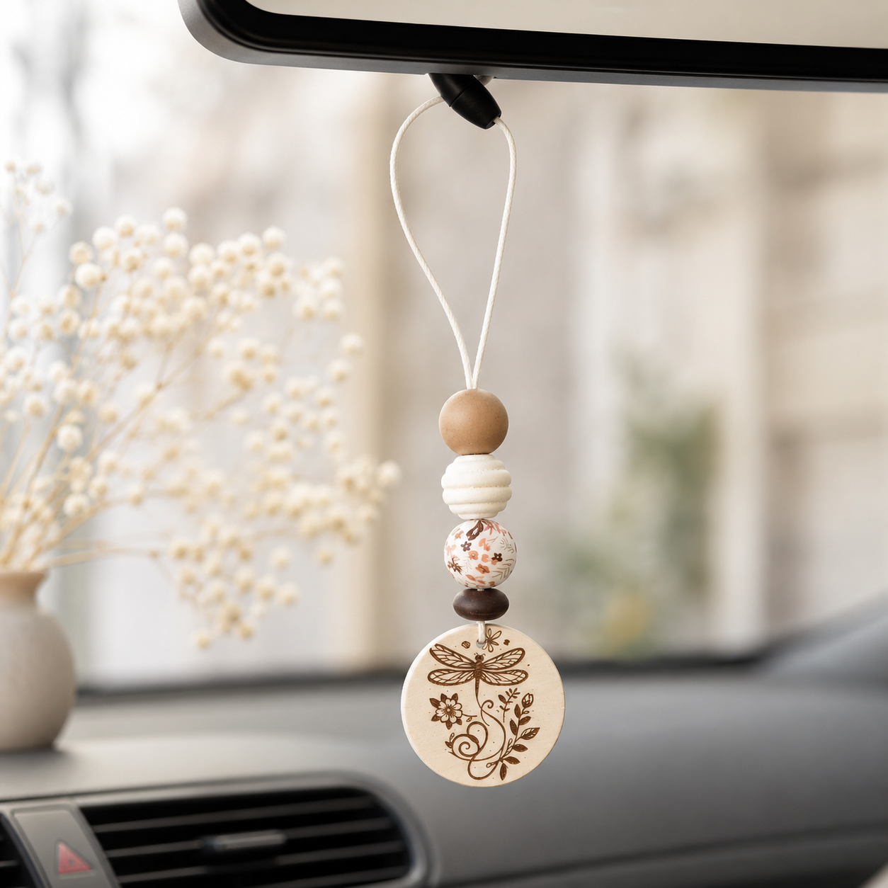 Breloque de voiture fleurs — charms et bijoux de voiture en bois gravé, fait main
