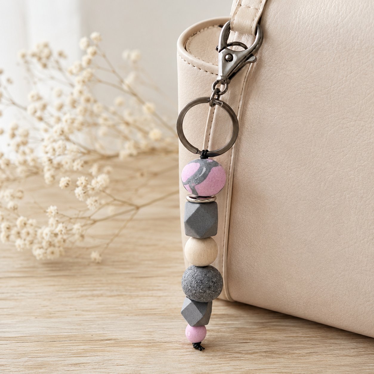 Porte clé de sac rose et gris — création artisanale Scrapnwood