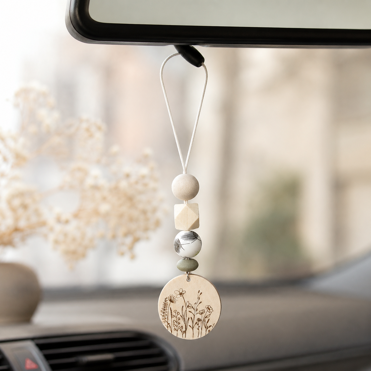 Breloque de voiture feuilles — charms et bijoux de voiture en bois gravé, fait main