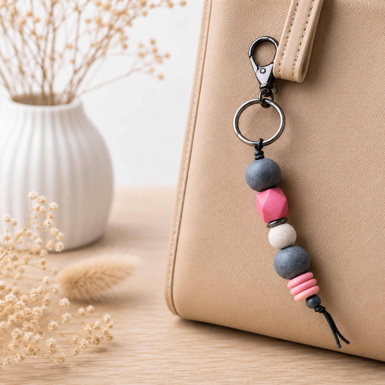 Porte clé de sac gris et rose — portes clés en bois gravé, fait main